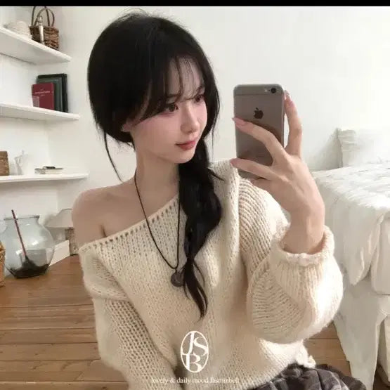 [BUNJANG] Ably Ivory Off-Shoulder Knit Sweater / 에이블리아이보리 오프숄더 니트 스웨터