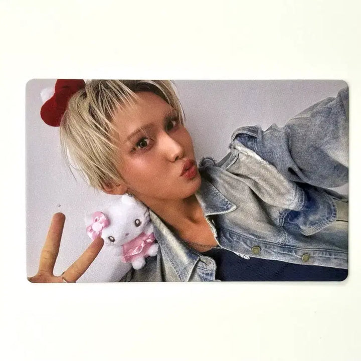 [BUNJANG] Xlov Hyun Hello Kitty Photocard / Xlov 엑스러브 현 hyun 헬로키티 kitty 포카 poca