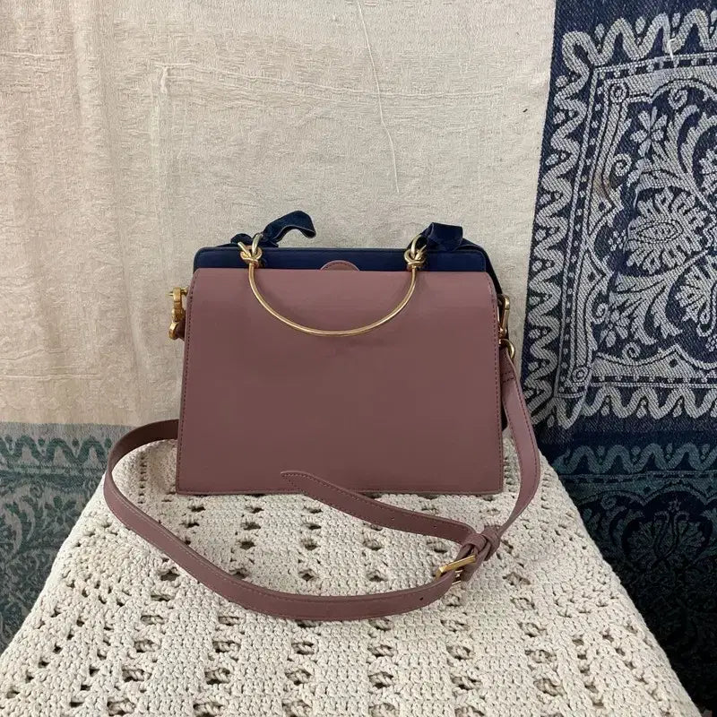 [BUNJANG] Charles &amp; Keith Velvet Bow Top Handle Bag / [F] 찰스앤키스 벨벳 보우 디테일 탑 핸들백 크로스백 가방