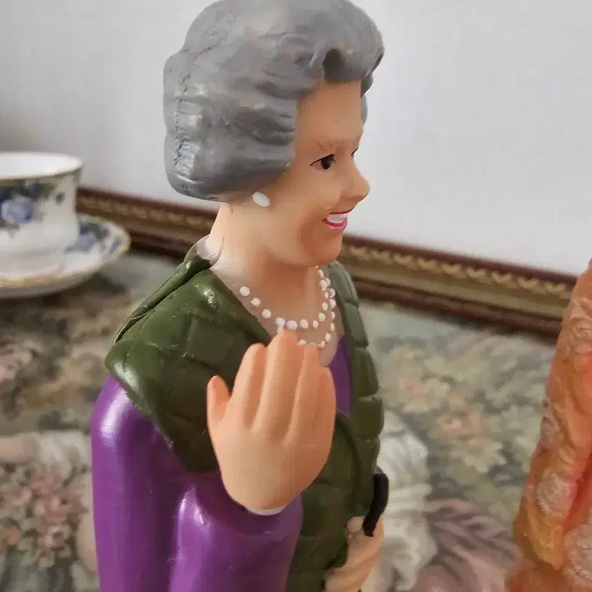 [BUNJANG] Queen Elizabeth II Figure / 여왕 엘리자베스 2세 피규어