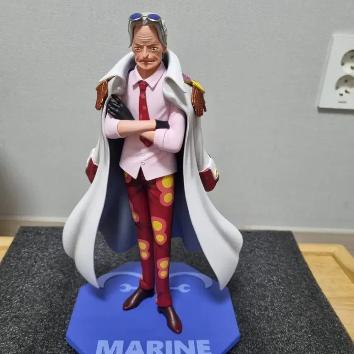 [BUNJANG] One Piece Tsuru Black Resin Figure / 원피스 해군 츠루(Black 레진)