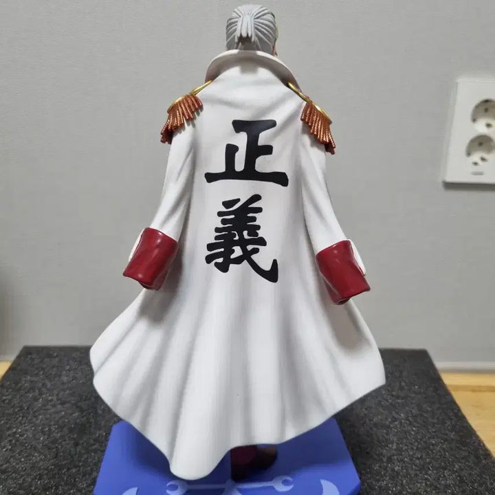 [BUNJANG] One Piece Tsuru Black Resin Figure / 원피스 해군 츠루(Black 레진)