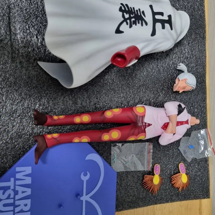 [BUNJANG] One Piece Tsuru Black Resin Figure / 원피스 해군 츠루(Black 레진)