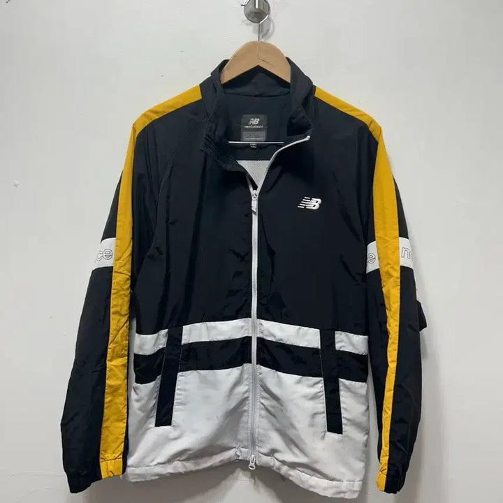 [BUNJANG] New Balance Black/Yellow Windbreaker Jacket Jumper (M) / 뉴발란스 블랙/옐로우 바람막이 자켓 점퍼 M