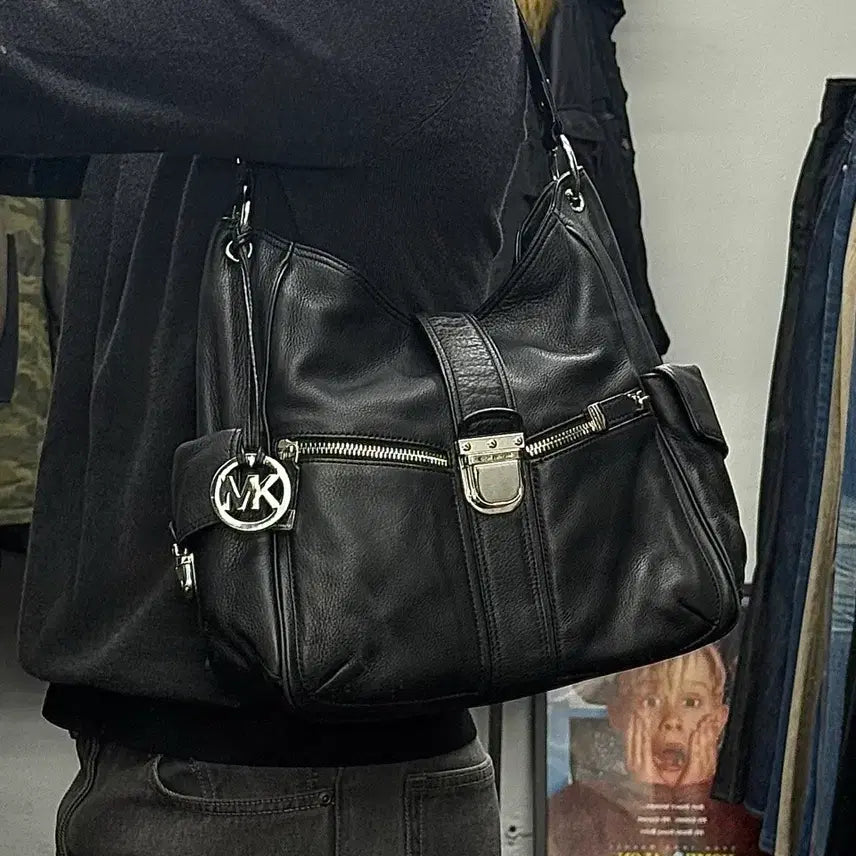 [BUNJANG] Michael Kors Black Leather Buckle Vintage Shoulder Bag / 마이클코어스 블랙 가죽 레더 버클 마크 빈티지 숄더백 갸루 펑크 락시크