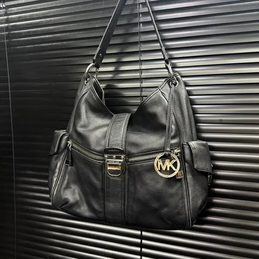 [BUNJANG] Michael Kors Black Leather Buckle Vintage Shoulder Bag / 마이클코어스 블랙 가죽 레더 버클 마크 빈티지 숄더백 갸루 펑크 락시크
