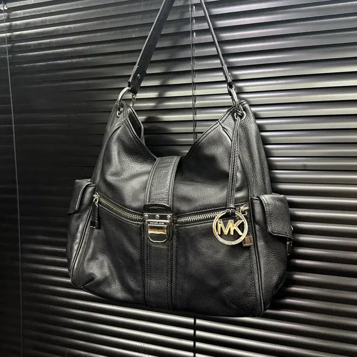 [BUNJANG] Michael Kors Black Leather Buckle Vintage Shoulder Bag / 마이클코어스 블랙 가죽 레더 버클 마크 빈티지 숄더백 갸루 펑크 락시크