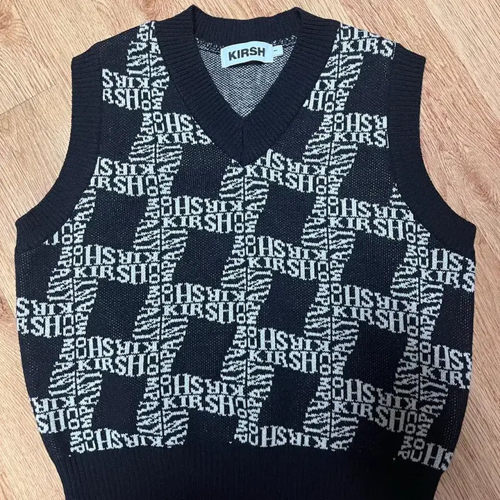 [BUNJANG] Kirsh Spiral Jacquard Knit Vest - Black / 새상품) 키르시 스파이럴 자카드 니트 베스트 블랙 팝니다
