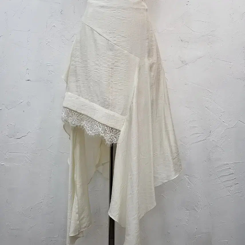[BUNJANG] Ivory Asymmetrical Ruffle Lace Skirt - S / 아이보리 언발 캉캉 레이스 스커트S