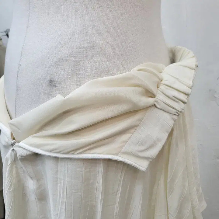 [BUNJANG] Ivory Asymmetrical Ruffle Lace Skirt - S / 아이보리 언발 캉캉 레이스 스커트S