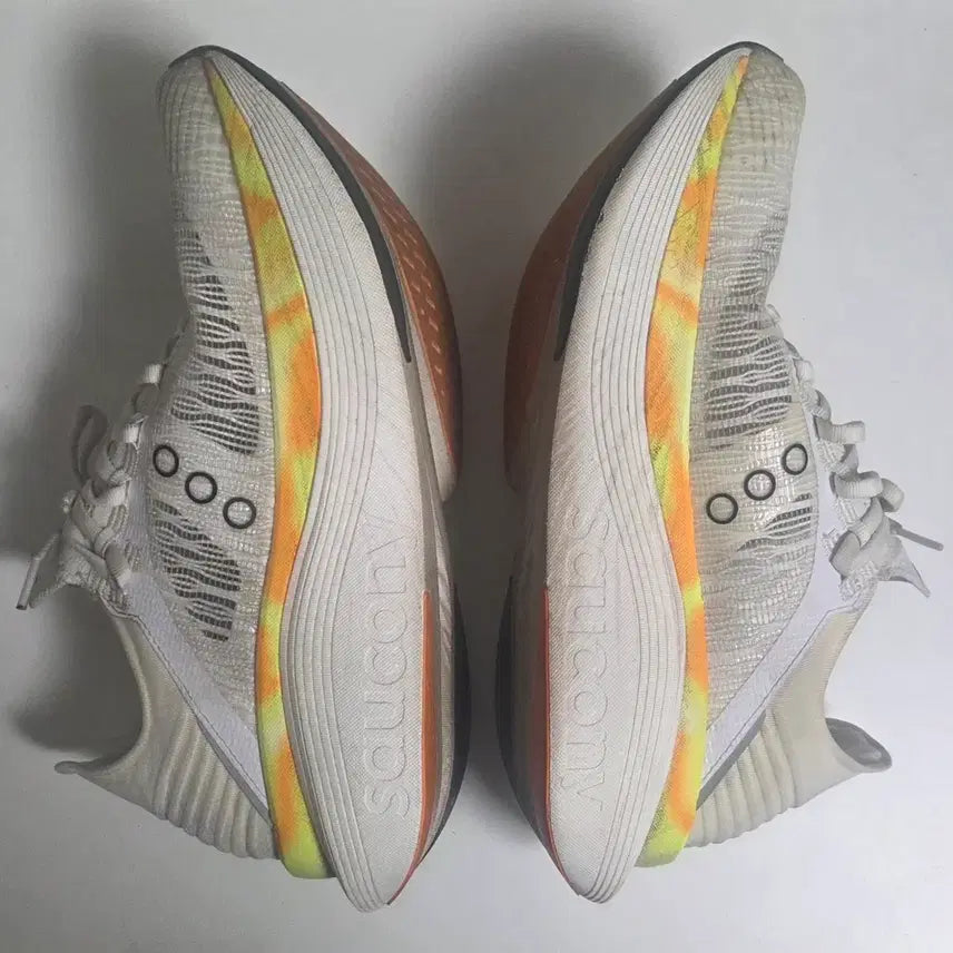 [SOLD OUT] 써코니 엔돌핀 엘리트 2 카본 런닝화 285
