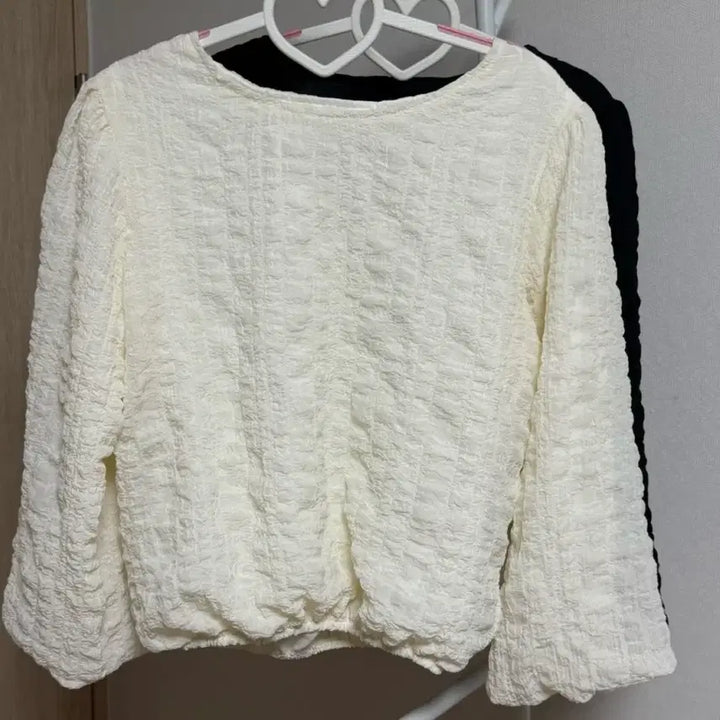 [BUNJANG] Embossed Blouse (Free Size) / 엠보싱 블라우스 [Free]