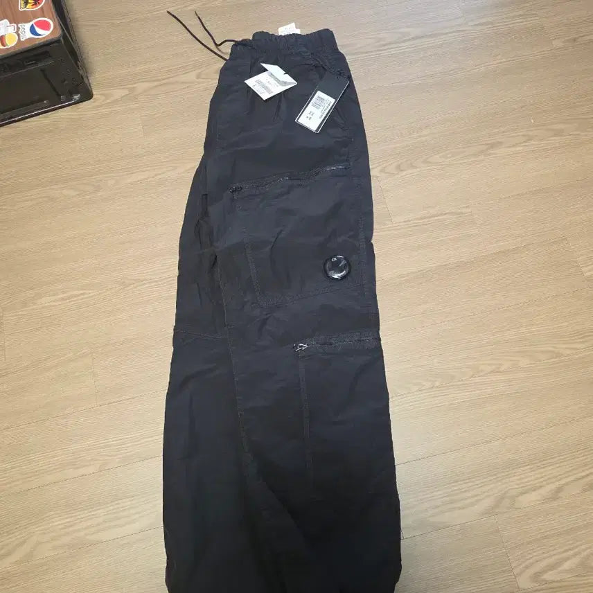 [BUNJANG] CP컴퍼니 FLATT NYLON LENS LOOSE PANTS / CP컴퍼니 FLATT NYLON LENS LOOSE PANTS