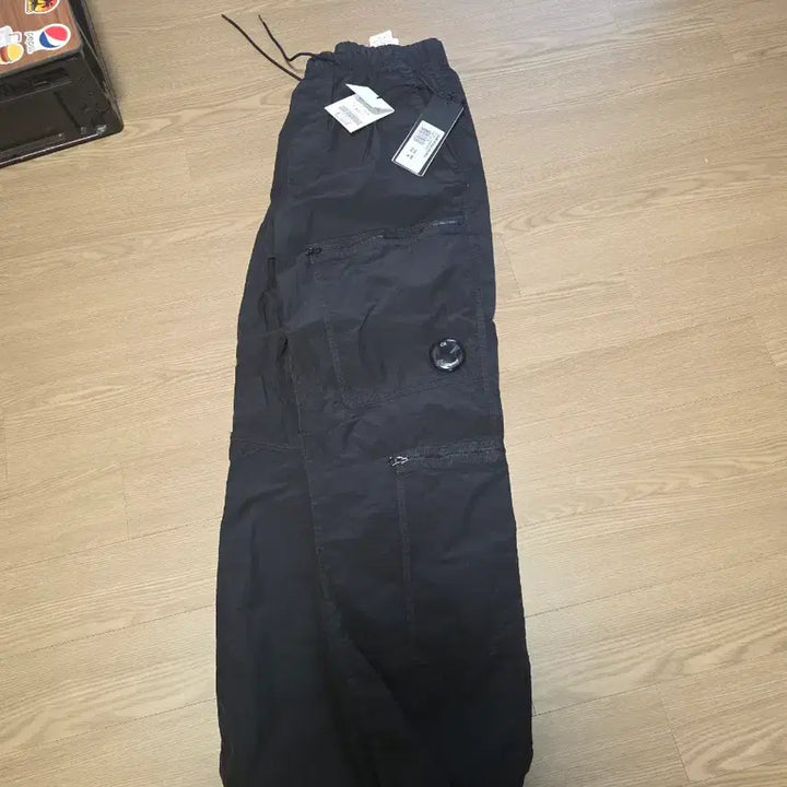 [BUNJANG] CP컴퍼니 FLATT NYLON LENS LOOSE PANTS / CP컴퍼니 FLATT NYLON LENS LOOSE PANTS