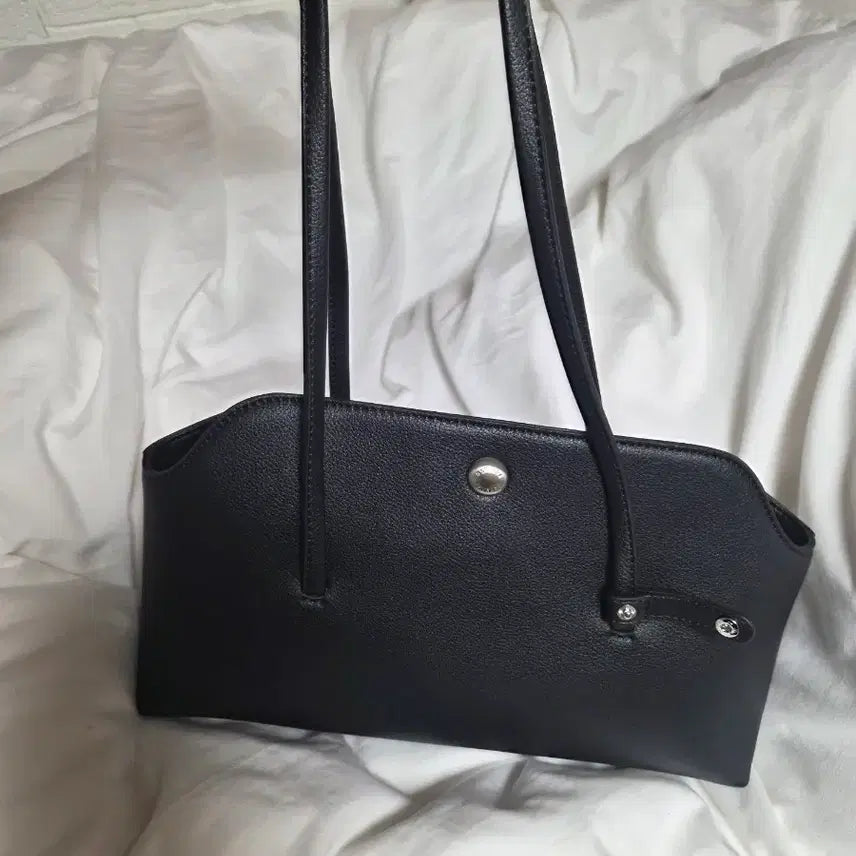 [BUNJANG] OSTKAKA Pebble Flap Shoulder Bag / 오스트카카 페블 플랩 숄더