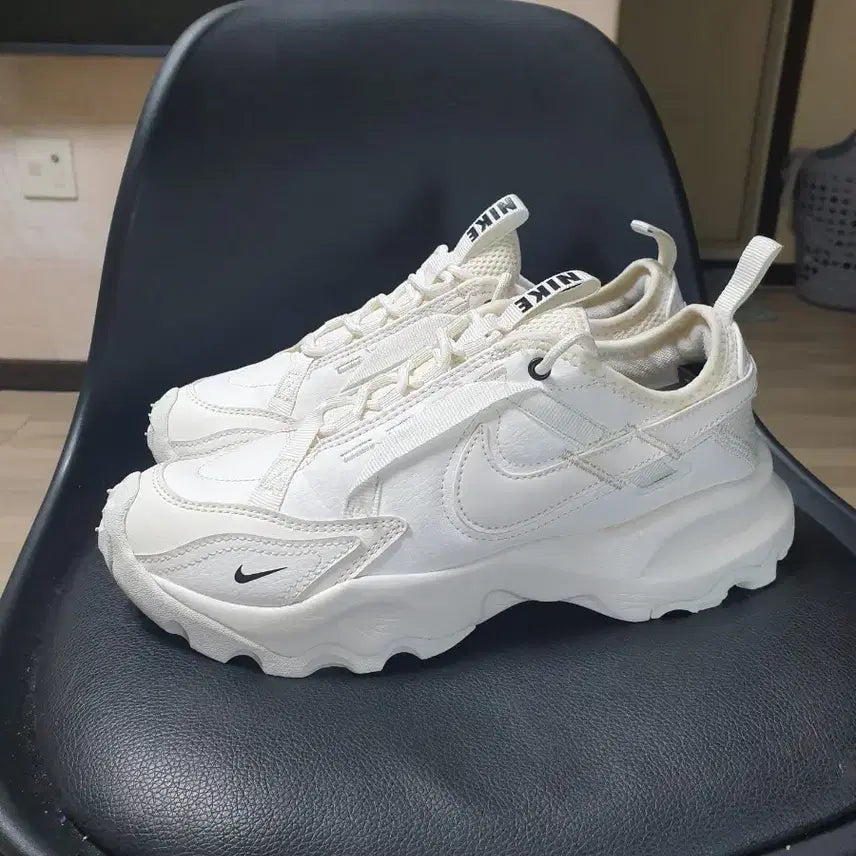 [BUNJANG] Nike White Trainer Sneakers (245) / 나이키 화이트 트레이너 운동화(245)
