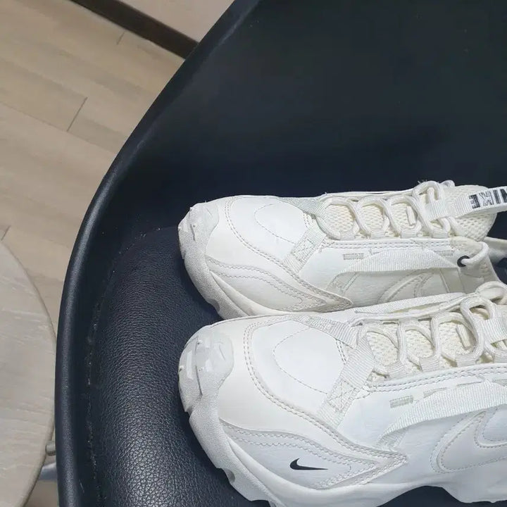 [BUNJANG] Nike White Trainer Sneakers (245) / 나이키 화이트 트레이너 운동화(245)