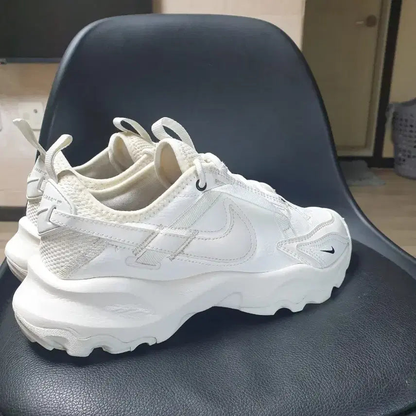[BUNJANG] Nike White Trainer Sneakers (245) / 나이키 화이트 트레이너 운동화(245)