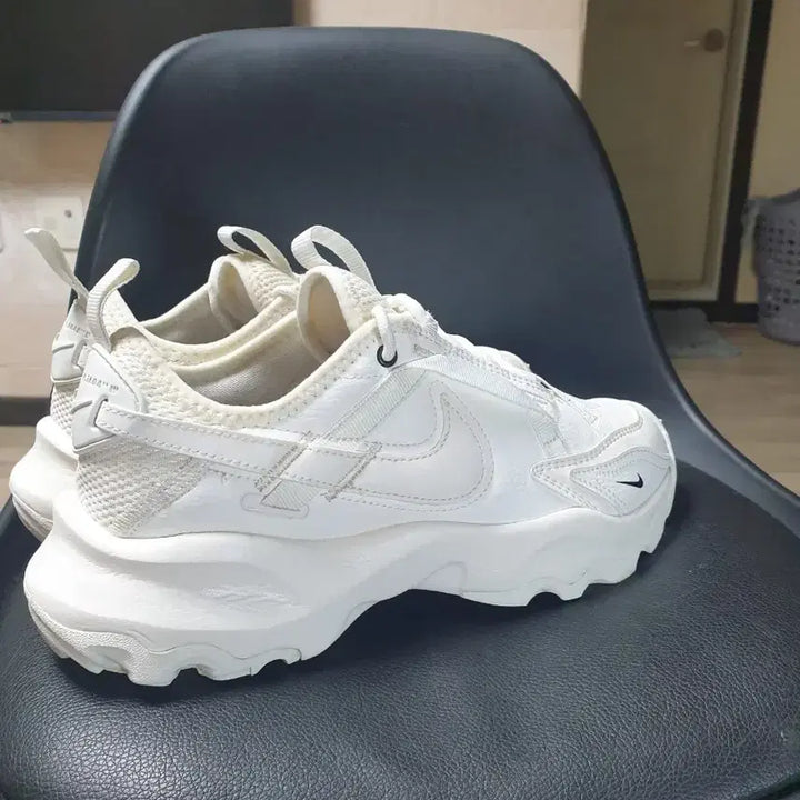 [BUNJANG] Nike White Trainer Sneakers (245) / 나이키 화이트 트레이너 운동화(245)