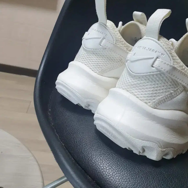 [BUNJANG] Nike White Trainer Sneakers (245) / 나이키 화이트 트레이너 운동화(245)
