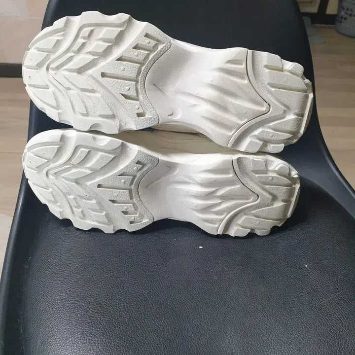 [BUNJANG] Nike White Trainer Sneakers (245) / 나이키 화이트 트레이너 운동화(245)