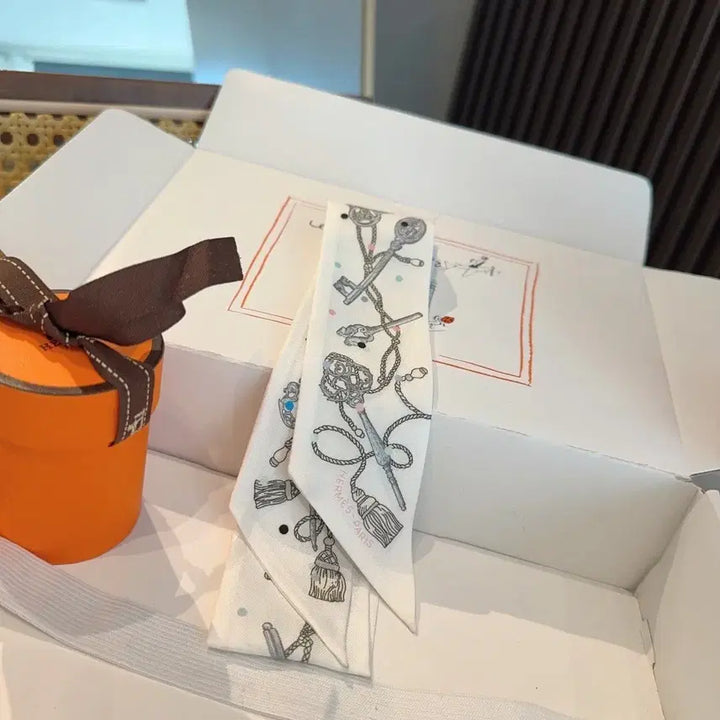[BUNJANG] Hermes Twilly Scarf Key Pattern / 에르메스 트윌리 스카프 키 패턴