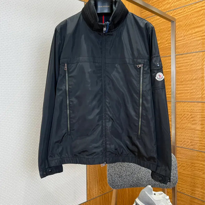 [BUNJANG] Moncler Nylon Small Logo Hooded Zip-Up Windbreaker Black / 몽클레어 후드집업 바람막이 블랙 나일론 스몰로고 남성