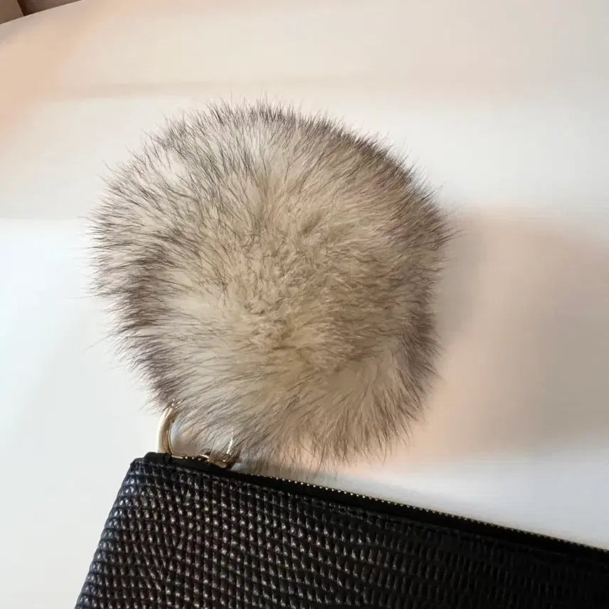 [BUNJANG] Black Lizard Texture Clutch with Pom-Pom Keyring / [실착5회/상태좋음] 블랙 리자드 텍스쳐 클러치 + 폼폼이키링