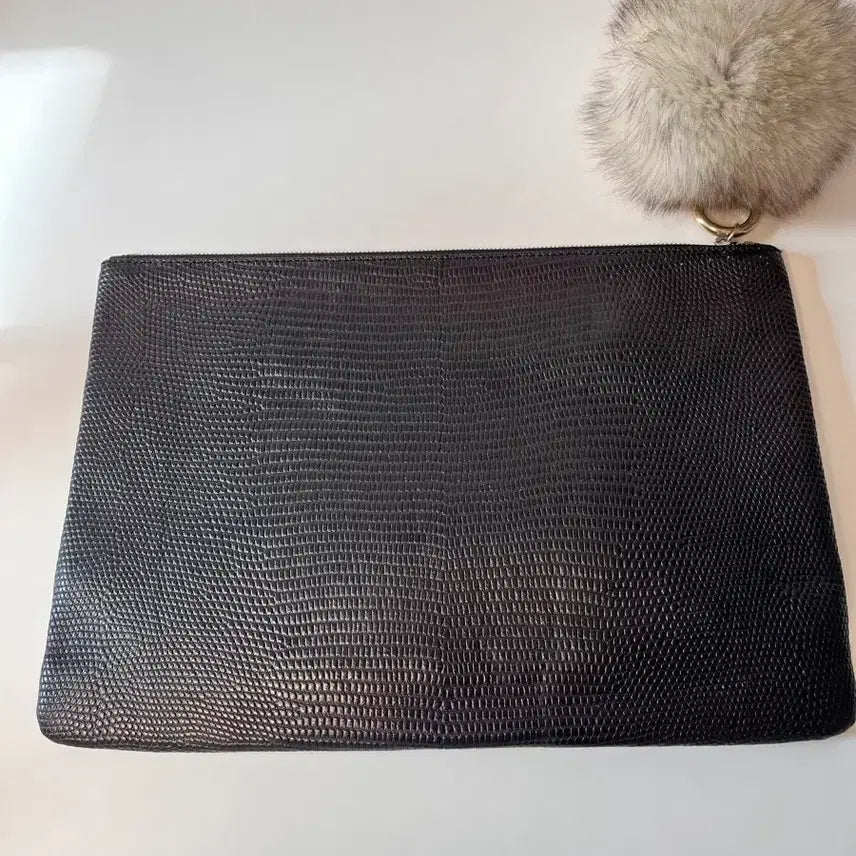[BUNJANG] Black Lizard Texture Clutch with Pom-Pom Keyring / [실착5회/상태좋음] 블랙 리자드 텍스쳐 클러치 + 폼폼이키링