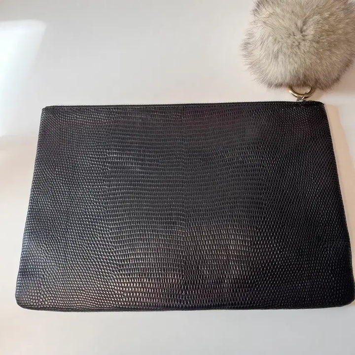 [BUNJANG] Black Lizard Texture Clutch with Pom-Pom Keyring / [실착5회/상태좋음] 블랙 리자드 텍스쳐 클러치 + 폼폼이키링