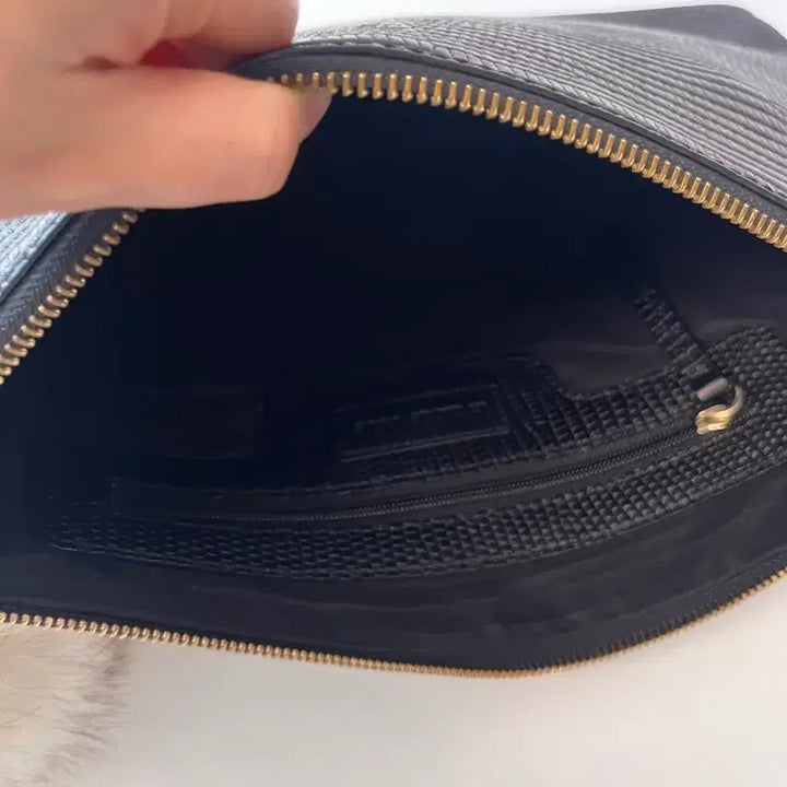 [BUNJANG] Black Lizard Texture Clutch with Pom-Pom Keyring / [실착5회/상태좋음] 블랙 리자드 텍스쳐 클러치 + 폼폼이키링