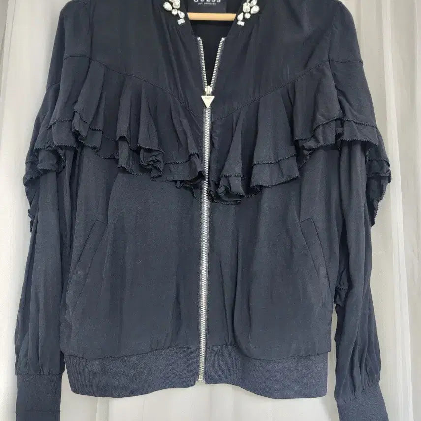 [BUNJANG] Guess Frill Embellished Black Jumper / GUESS 프릴 장식 블랙점퍼