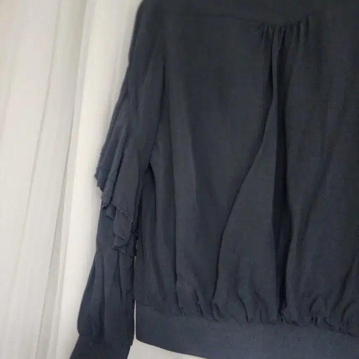 [BUNJANG] Guess Frill Embellished Black Jumper / GUESS 프릴 장식 블랙점퍼