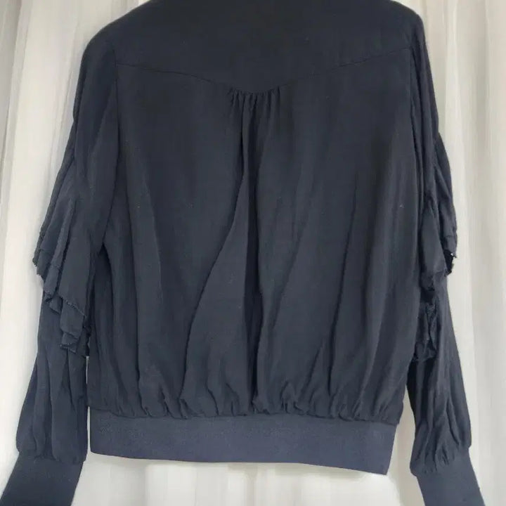 [BUNJANG] Guess Frill Embellished Black Jumper / GUESS 프릴 장식 블랙점퍼