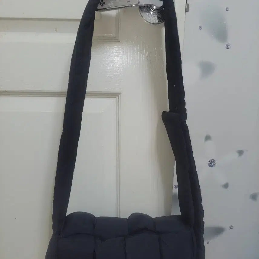 [BUNJANG] Quilted Padded Shoulder Bag Black Bottega Style / 누빔 패딩 숄더백 블랙  보테가스타일