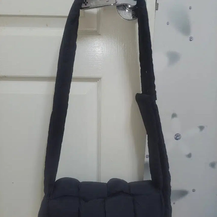 [BUNJANG] Quilted Padded Shoulder Bag Black Bottega Style / 누빔 패딩 숄더백 블랙  보테가스타일