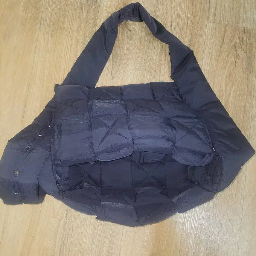 [BUNJANG] Quilted Padded Shoulder Bag Black Bottega Style / 누빔 패딩 숄더백 블랙  보테가스타일