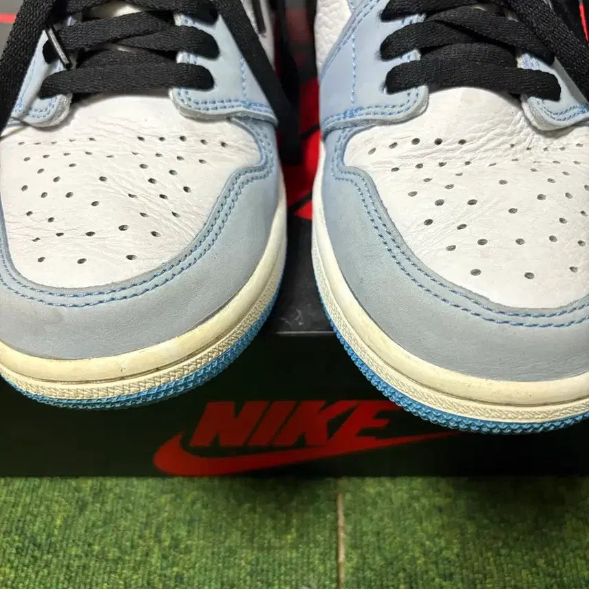 [BUNJANG] Nike Air Jordan 1 High University Blue Sneakers / (280) 나이키 에어조던1 하이 유니버시티 블루