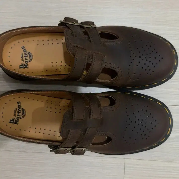 [SOLD OUT] 닥터마틴 메리제인 8065 크레이지 호스 250 (다크 브라운)
