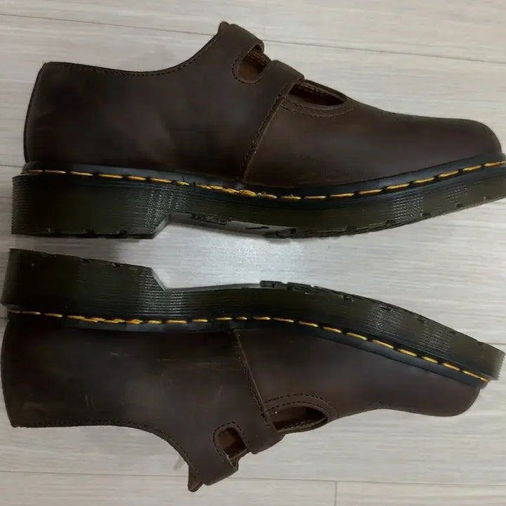 [SOLD OUT] 닥터마틴 메리제인 8065 크레이지 호스 250 (다크 브라운)