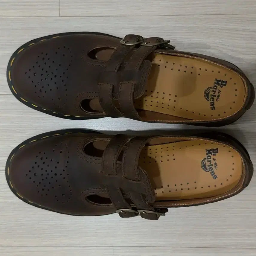 [SOLD OUT] 닥터마틴 메리제인 8065 크레이지 호스 250 (다크 브라운)