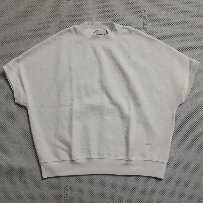[SOLD OUT] 칼 라거펠트 플라워 엠보 반팔 티셔츠 화이트