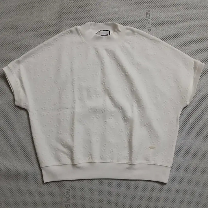 [SOLD OUT] 칼 라거펠트 플라워 엠보 반팔 티셔츠 화이트