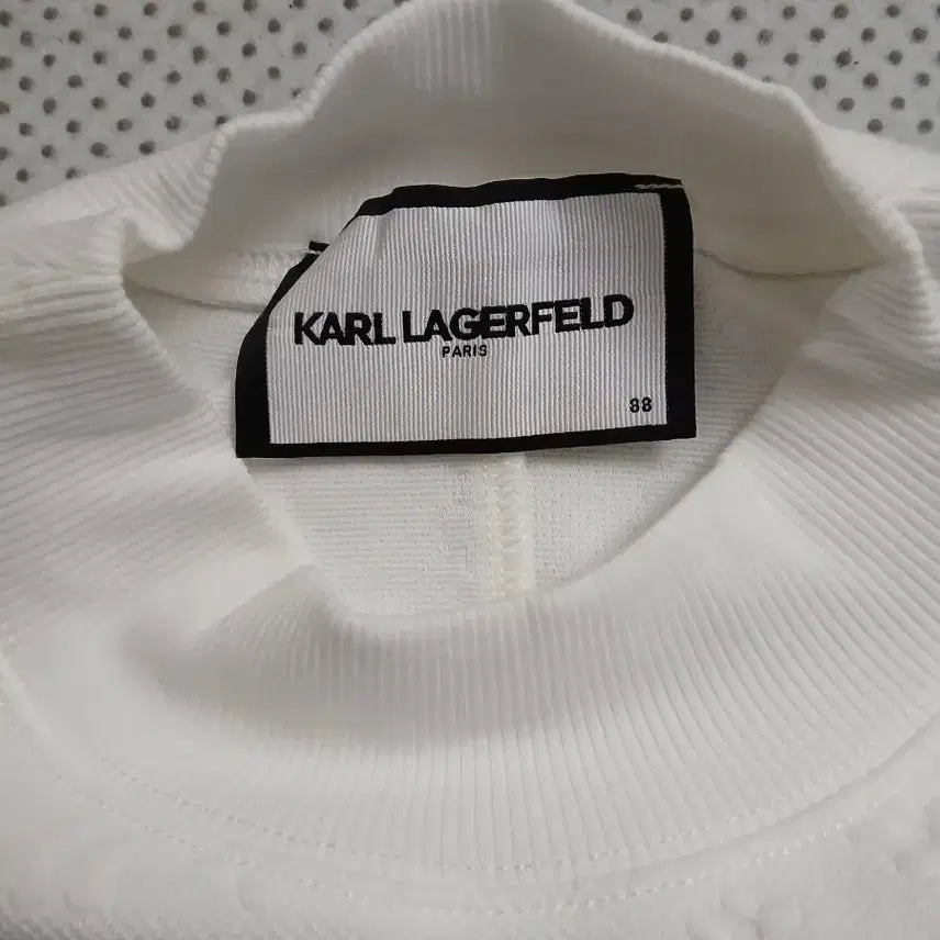 [SOLD OUT] 칼 라거펠트 플라워 엠보 반팔 티셔츠 화이트