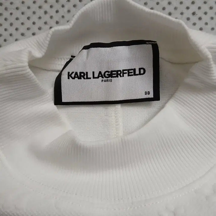 [SOLD OUT] 칼 라거펠트 플라워 엠보 반팔 티셔츠 화이트