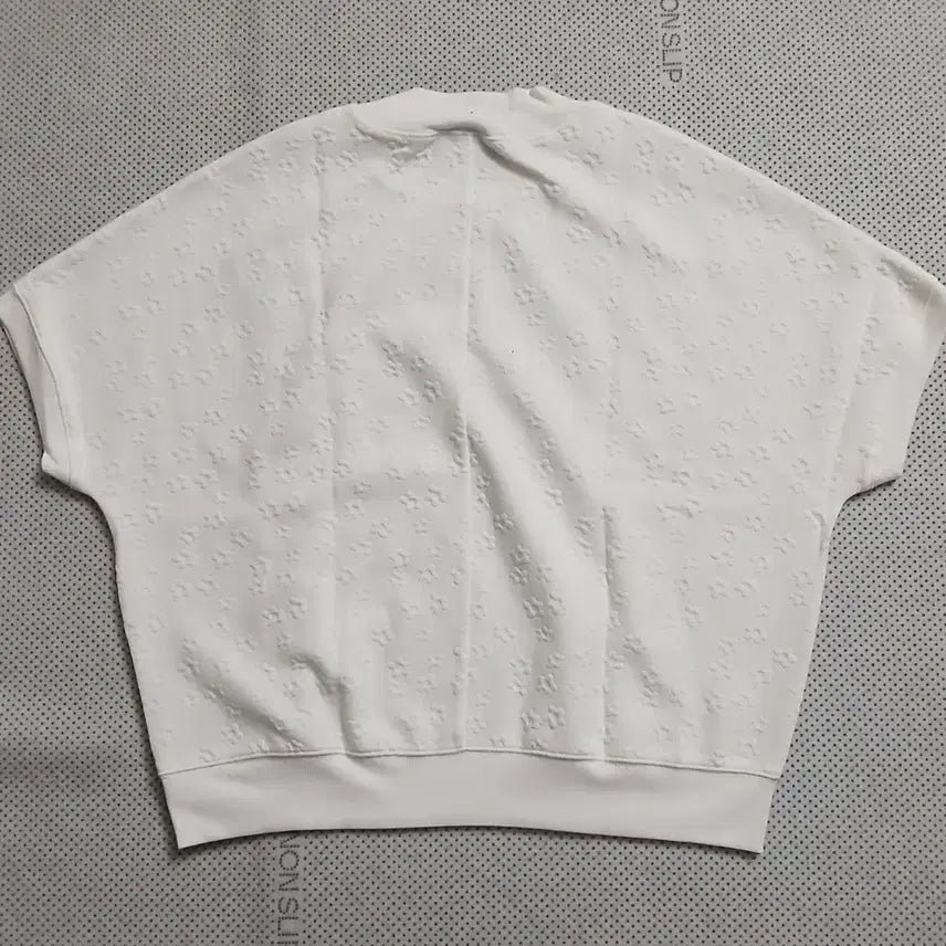 [SOLD OUT] 칼 라거펠트 플라워 엠보 반팔 티셔츠 화이트