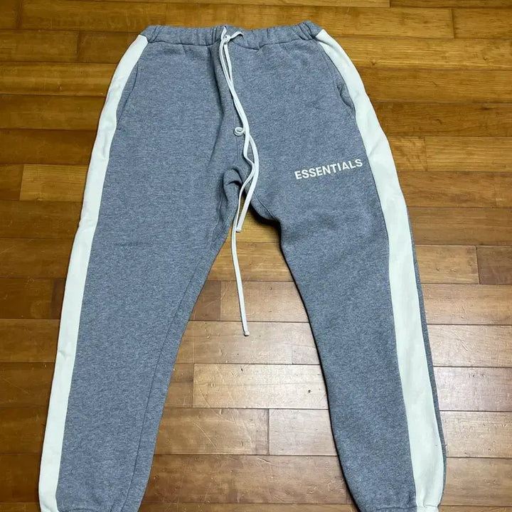 [BUNJANG] Fear of God Essentials Side Line Sweat Pants Gray M / 피어오브갓 에센셜 사이드라인 스웻 팬츠 그레이 m