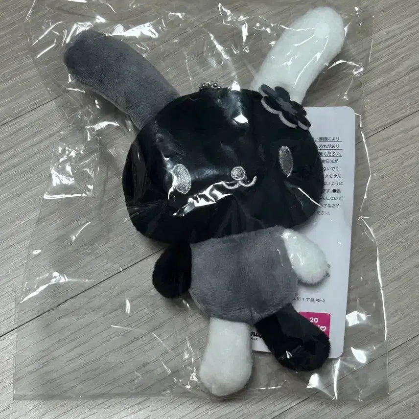 [BUNJANG] Aveil x Sanrio Usahana Black Plush Mascot / 아베일 산리오 우사하나 블랙 인형 마스코트