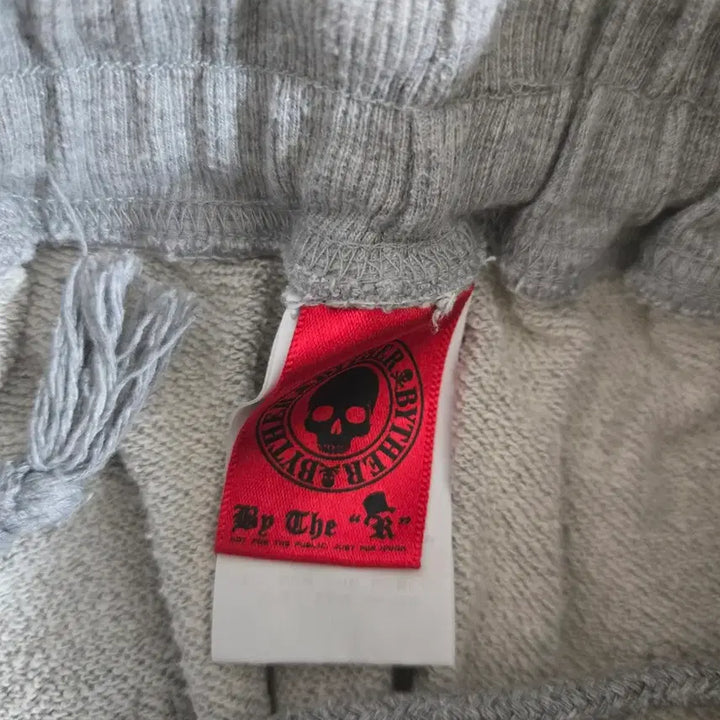 [BUNJANG] By The R Skull Embroidered Grey Training Pants / 바이더알 해골 자수 회색 트레이닝 바지