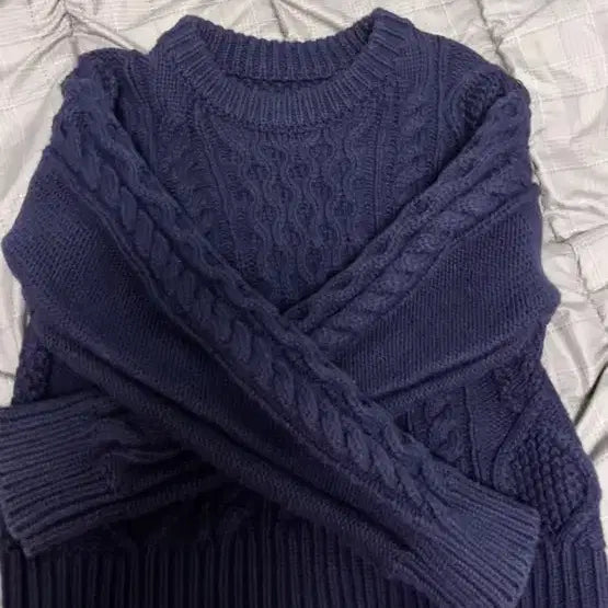 [BUNJANG] Navy Cable Knit Sweater / 네이비 꽈배기 니트